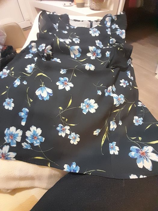 Blusa de cavas azul marinho com flores da Primark