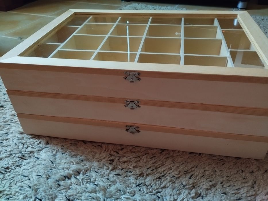 Caixa de madeira com tampa de vidro e 22 compartimentos