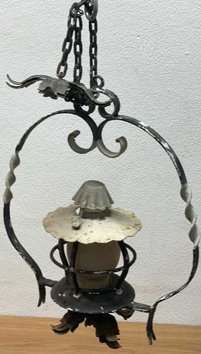 Candeeiro de teto antigo em ferro
