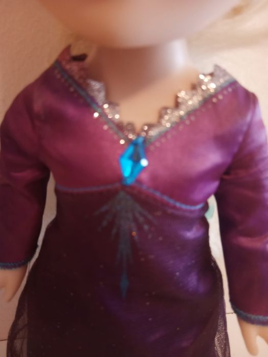 Boneca: Elsa Frozen fala e canta "Into the Unknown" com luz