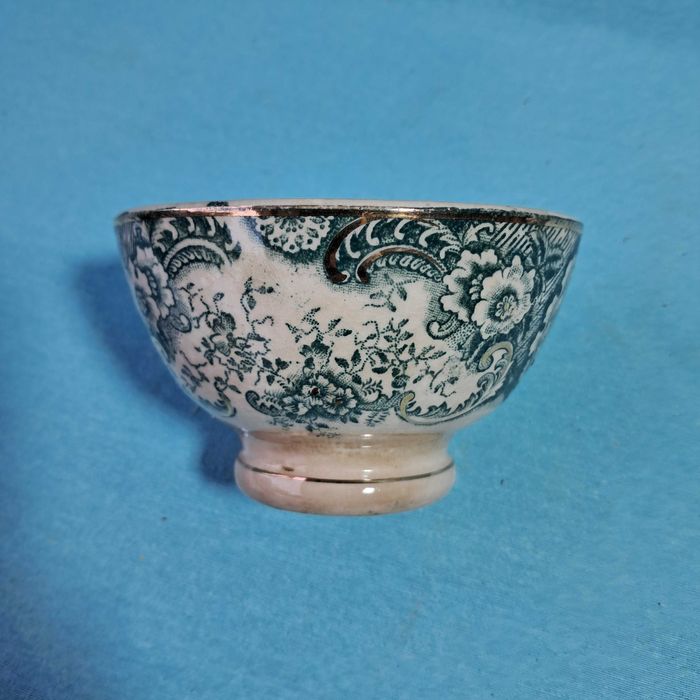 Malga antiga com motivos verde e dourado. Loiça de Sacavém.