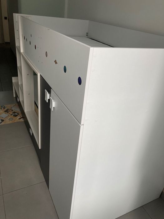 Beliche para 2 adultos com um armário e duas gavetas integrados