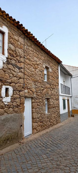 Casa em pedra com charme rústico e interior renovado
