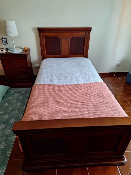 Quarto de solteiro de cerejeira