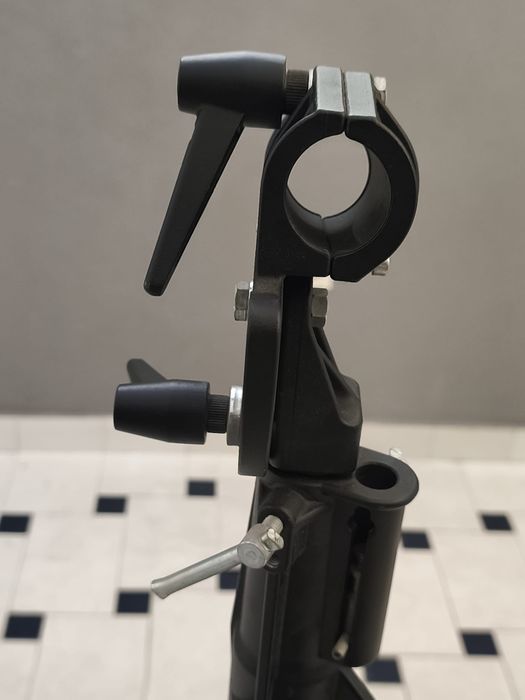 Tripé girafa com rodas mannfroto