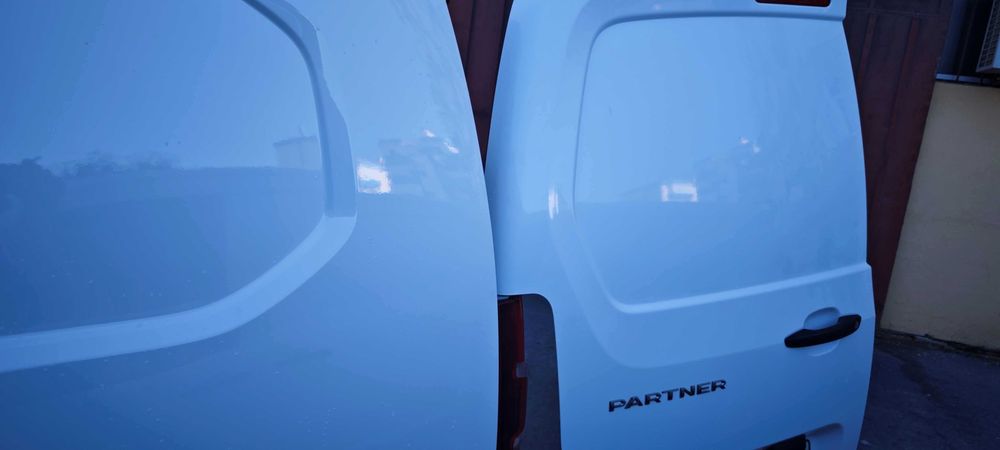 Carrinha Peugeot Partner como nova, pouco  usada,semi nova, longa, caixa estufada
