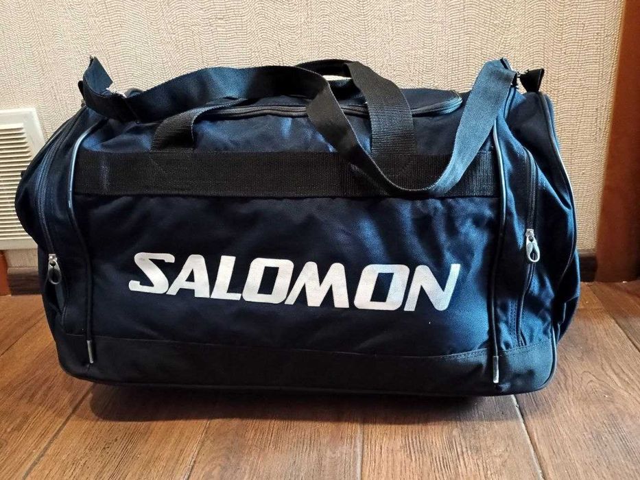 классическая спортивно-дорожная сумка бренда Salomon.