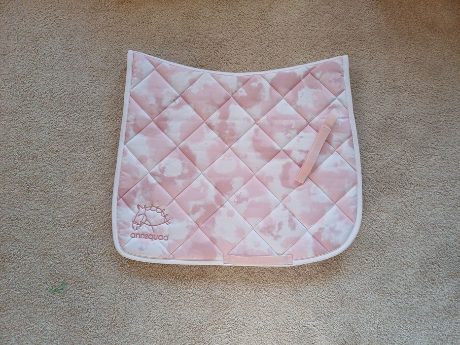 Czaprak Annsquad, full, DL, o profilu ujeżdżeniowym, pudrowy róż