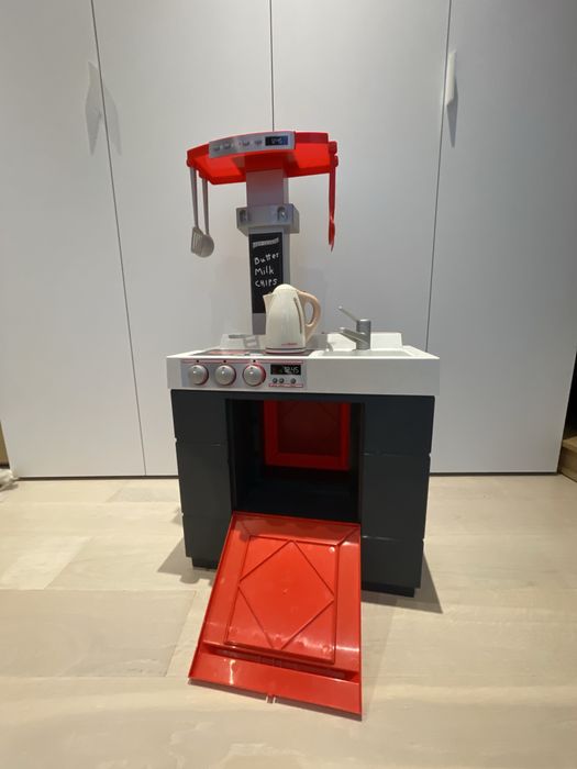 Zabawkowa kuchenka i kasa