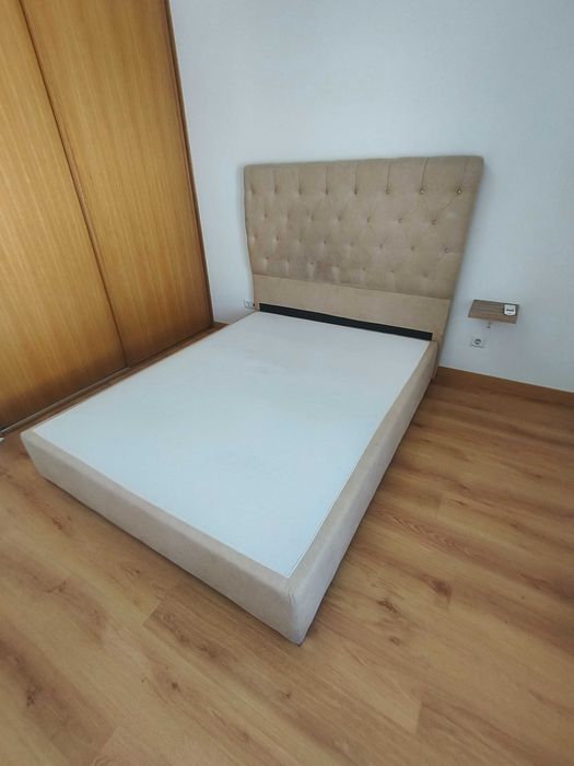 Cama e mesinha de cabeceira