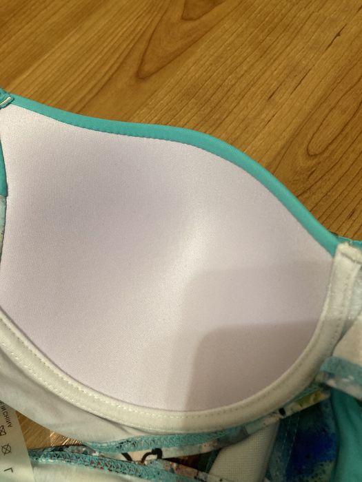 Яркий раздельный купальник размер L.