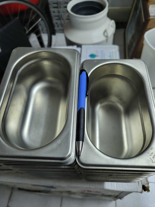 24 cubas pequenas em aço inox/  24  small stainless steel vats.