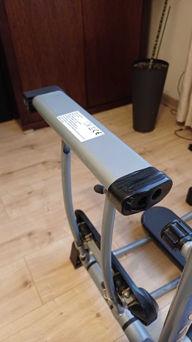 Trenażer, przyrząd do ćwiczeń - uda, pośladki