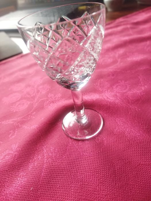 Eleganckie kieliszki kryształowe.