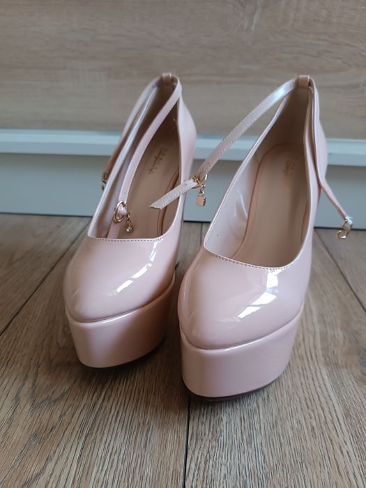 Kremowe lakierowane koturny