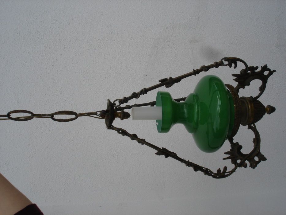 Candeeiro antigo em ferro com abjure em vidro