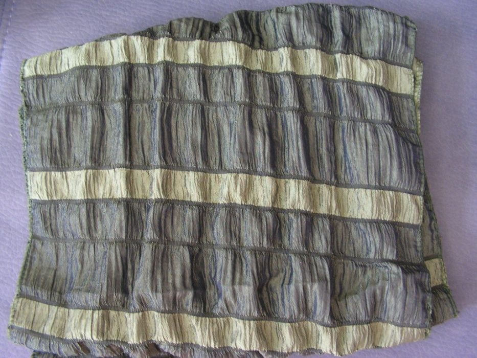 Szal krepowany w oliwkowych odcieniach zieleni