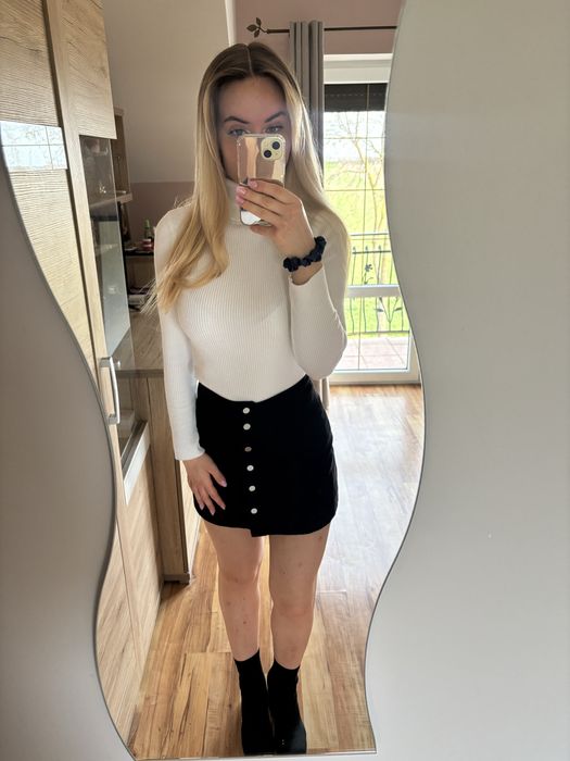 Czarna spódniczka z ozdobnymi guzikami