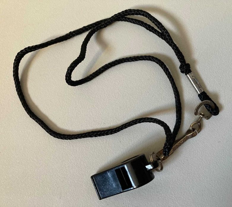 Apito de Plástico com Cordão