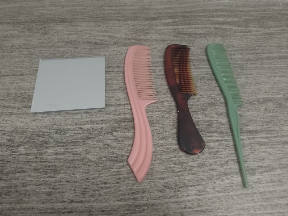 Sprzedam lusterko plus grzebienie.