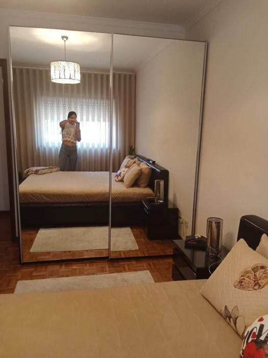 Quarto de casal com mesinhas de cabeceira