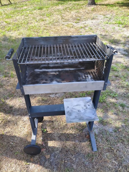 Grill metalowy z rusztem
