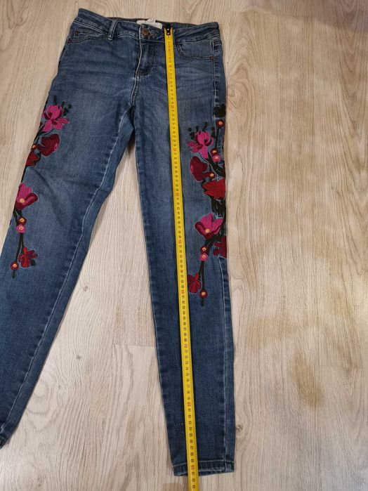 Spodnie jeansowe z motywem kwiatowym VivaCouture 36