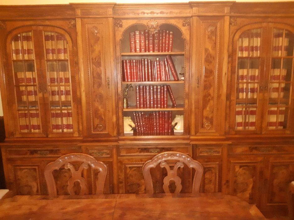 Casa de jantar com mesa, 8 cadeiras e móvel em Nogueira Americana