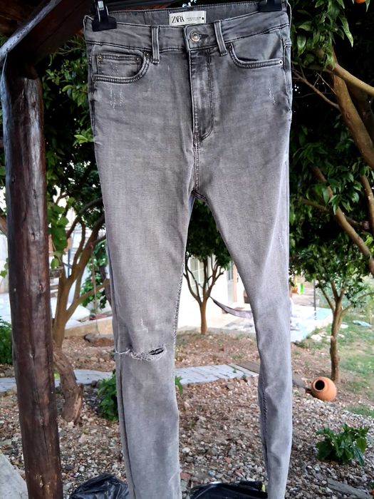 Calça,com blusa Zara.