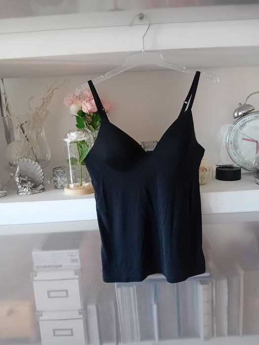 Bezszwowa bluzka z wbudowanym stanikiem modelujący top