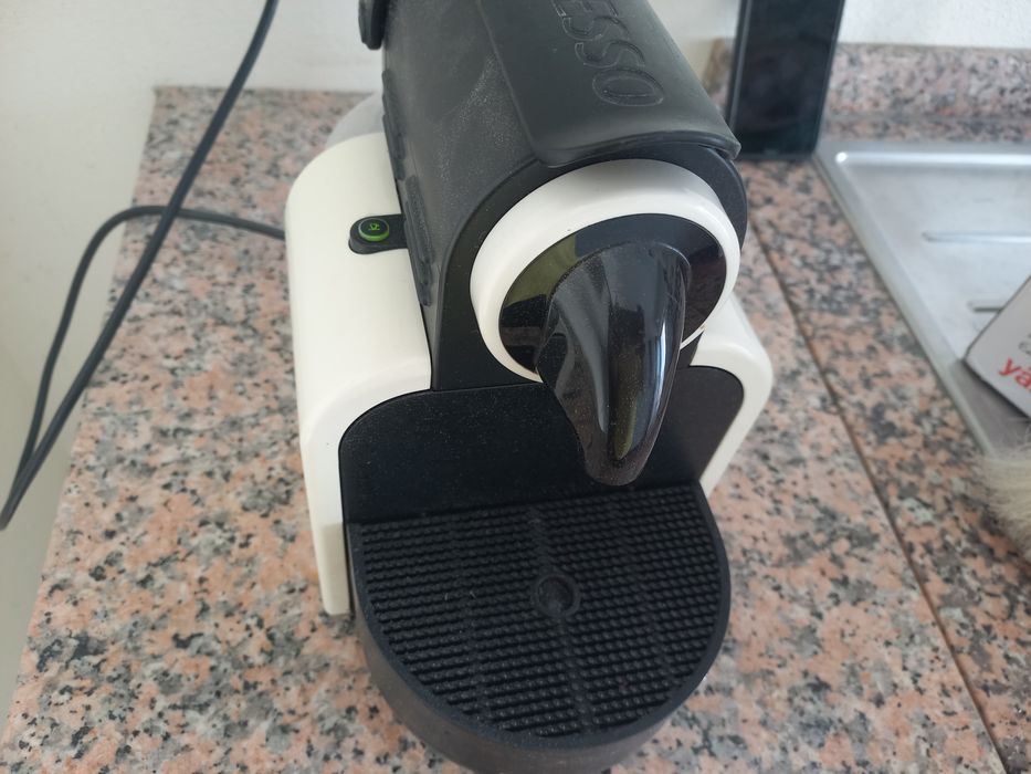 2 maquinas de cafe  nespresso  e pingo doce
