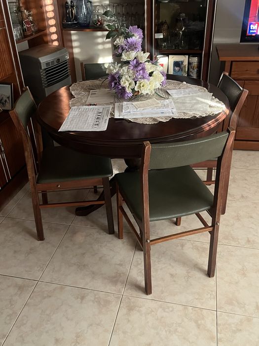 Mesa com 6 cadeiras