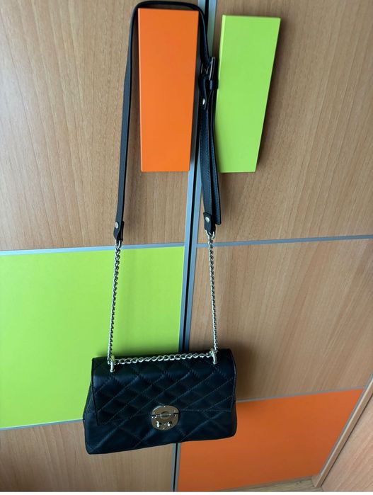 Mala em pele com alça de corrente deslizante