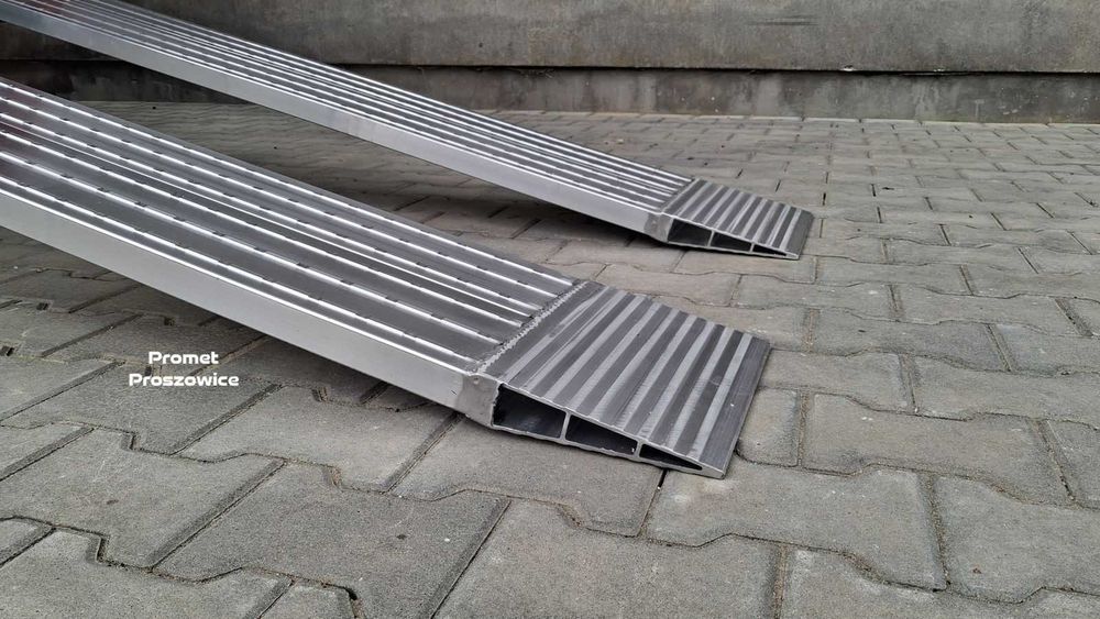 2 Lekkie Najazdy Aluminiowe Panelowe Frezowane do Busa Przyczepy 32cm szerokie