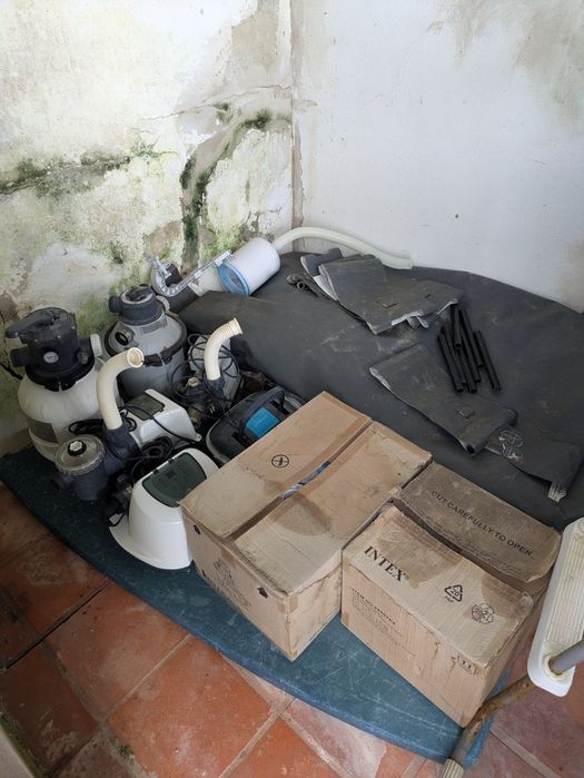 Piscina Intex XTR (1 ano de uso) + escada fácil acesso + 2 motores (madeira não incluída)