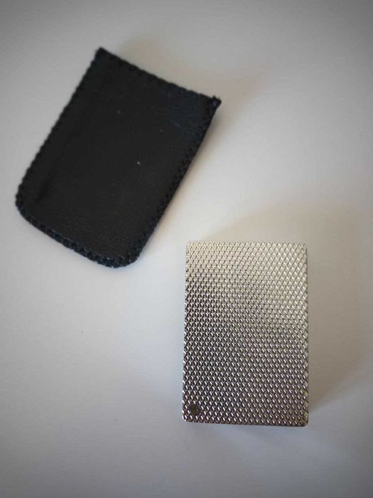 Isqueiro com carta de jogo "Valete de Espadas"