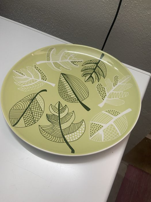 Two plates for use or decoration64861943025923122