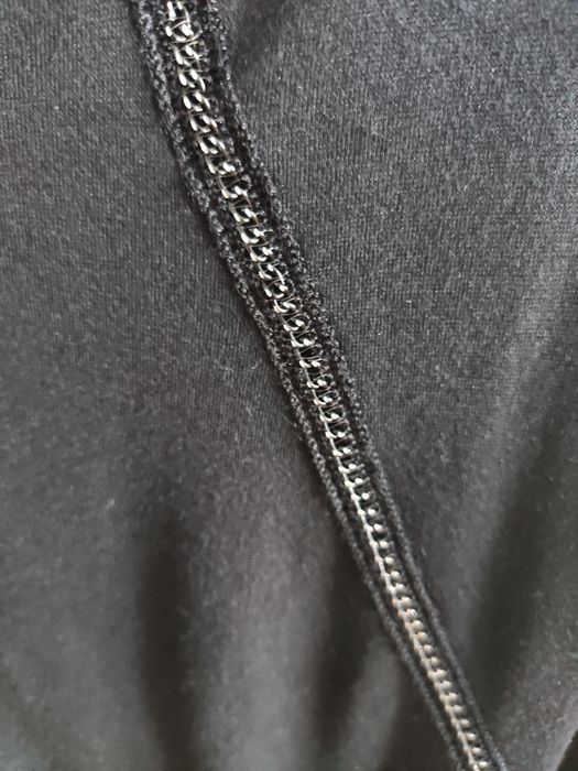 Czarna sukienka z baskinką