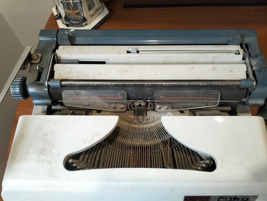 Máquina de escrever Erika Daro 1977