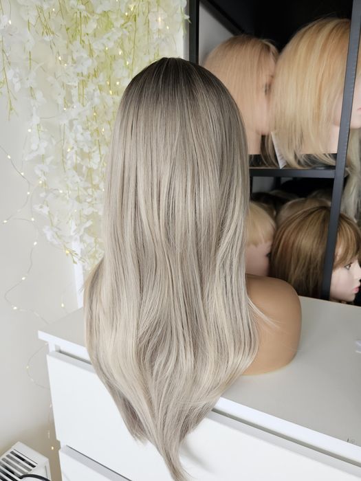 Długa peruka Lea chłodny szampański blond 3d naturalna gęstość