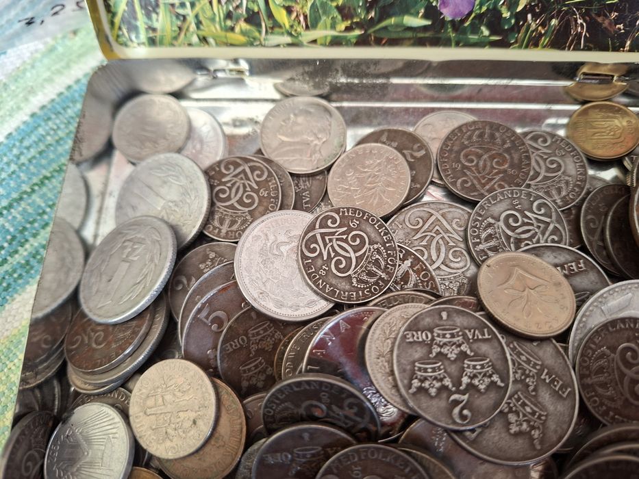 Mini kolekcja monet , 169szt. Metalowe pudelko