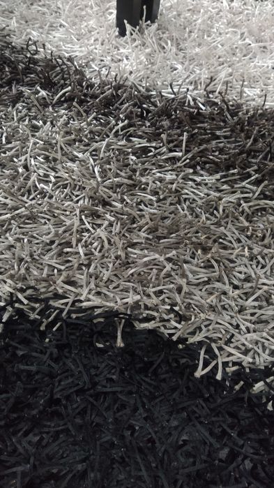 Carpete preta cinza e branca