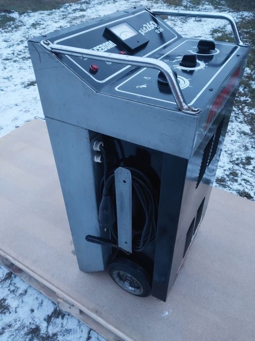 Prostownik/urządzenie rozruchowe.