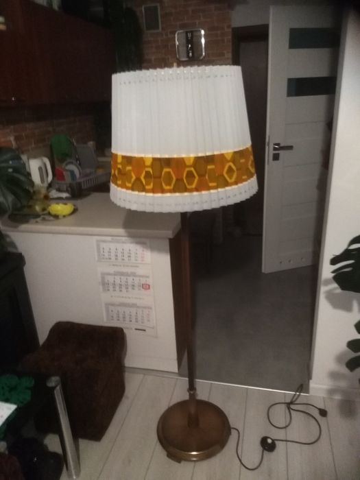 Lampa stojąca z abażurem
