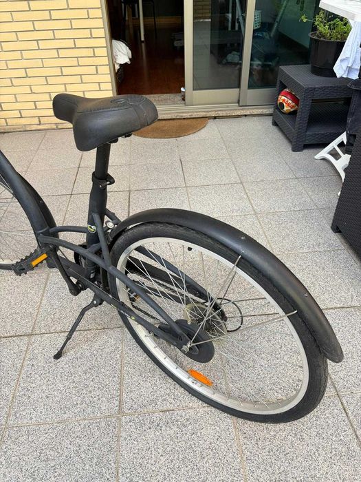 Bicicleta feminina com cesto.