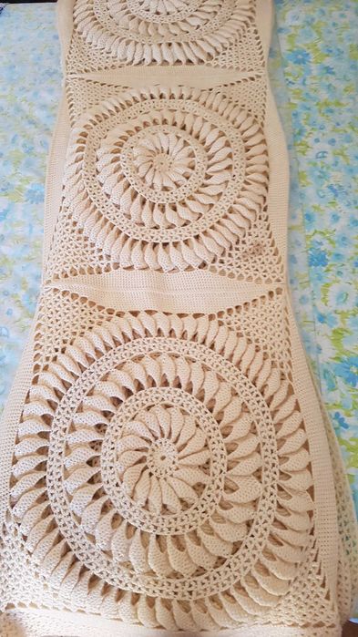 Colcha em crochet  branca  antiga feita a mao