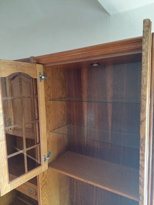 Armário de madeira – amplo, com portas de vidro e ótimo estado