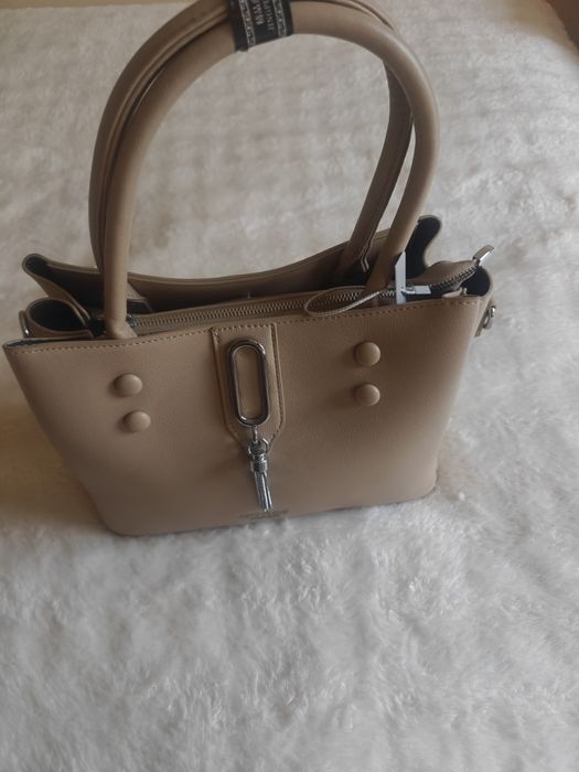 Nowa torebka Guess beżowa nude elegancka shopper kuferek stan idealny