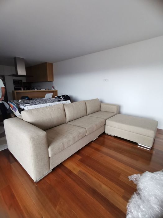 Sofá feito à medida com puf amovível