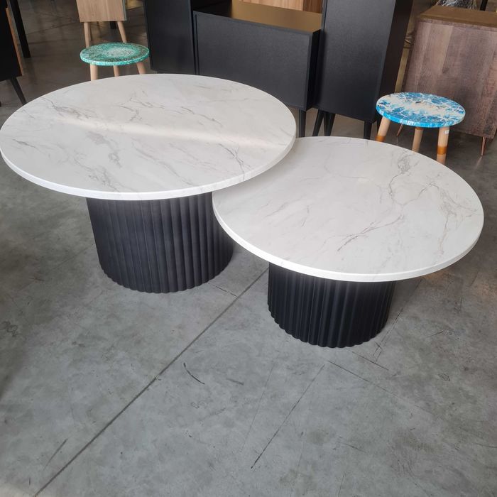 Stół okrągły z ryflowaną podstawą